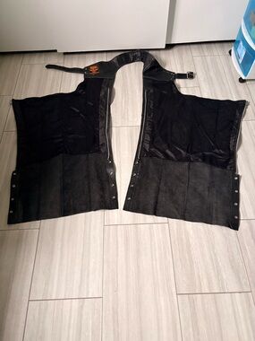 Men’s Milwaukee leather riding chaps
Size 2XL
